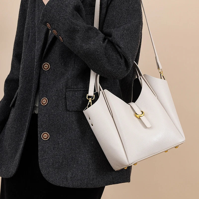 Bolsa Tote em Couro Legítimo Minimalista com Alça Ajustável