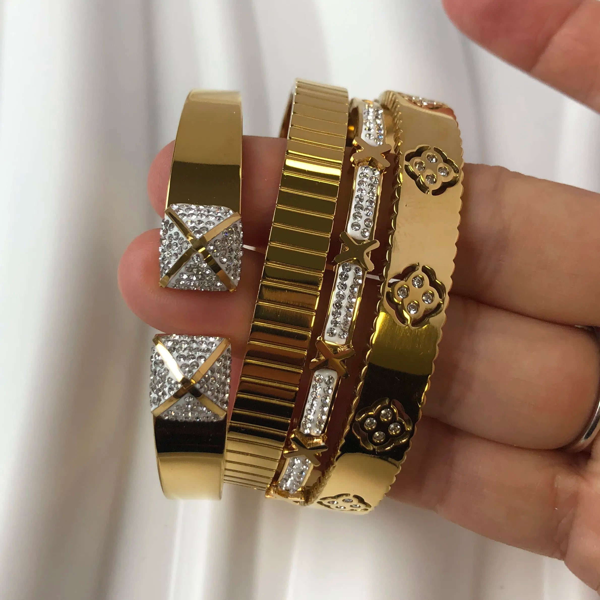 Bracelete Feminino de Aço Inoxidável Dourado com Cristais