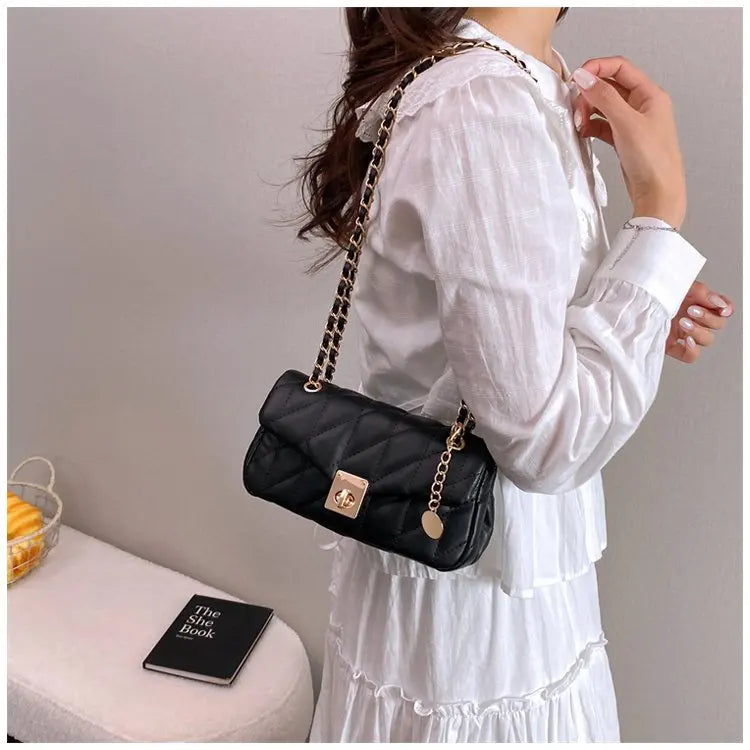 Bolsa Crossbody Matelassê com Corrente Dourada e Fecho Metálico