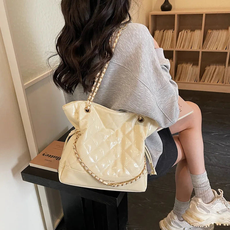 Bolsa Tote Grande Matelassê com Corrente Dourada