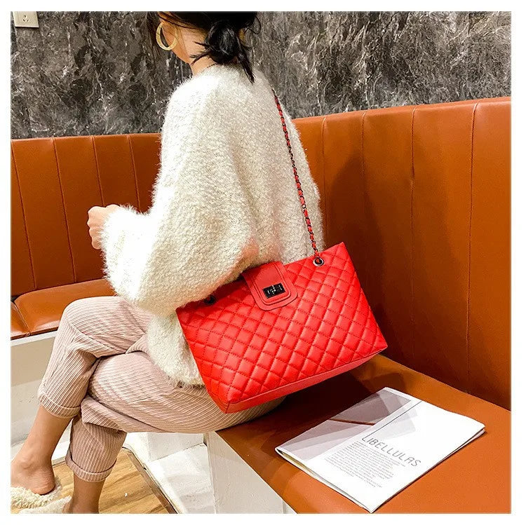 Bolsa Tote Matelassê Grande com Corrente Street Style