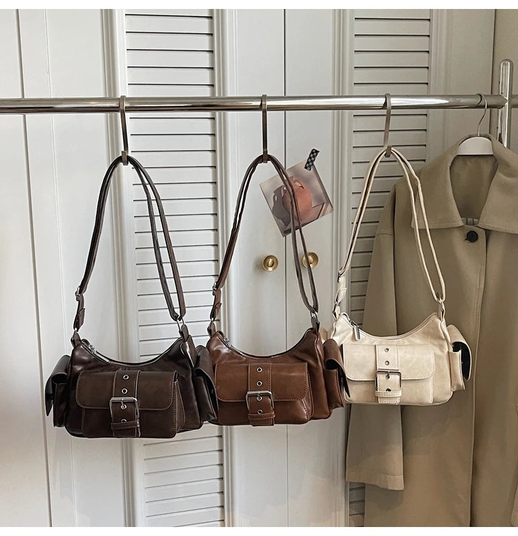 Bolsa Hobo Vintage com Bolsos e Fivela
