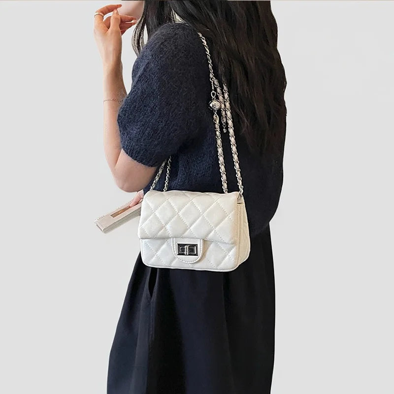 Mini Bolsa Crossbody Matelassê com Corrente Elo