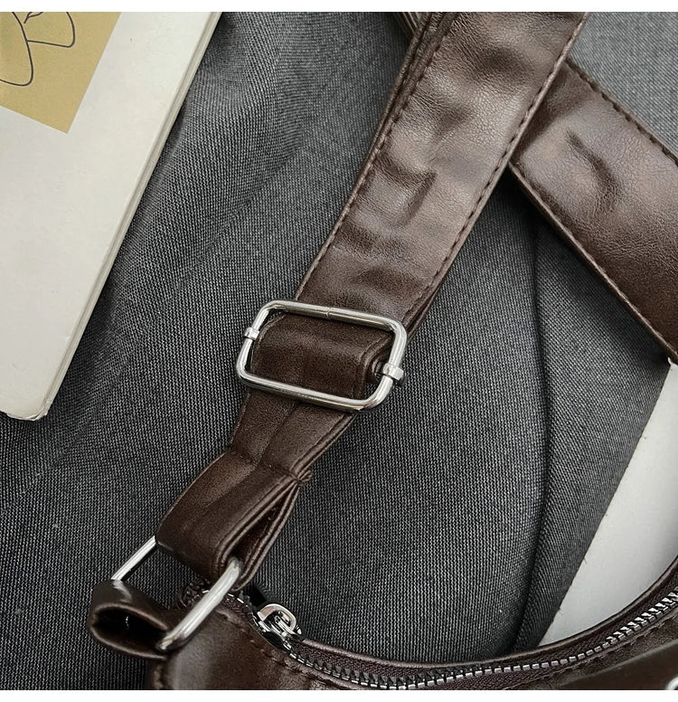 Bolsa Hobo Vintage com Bolsos e Fivela