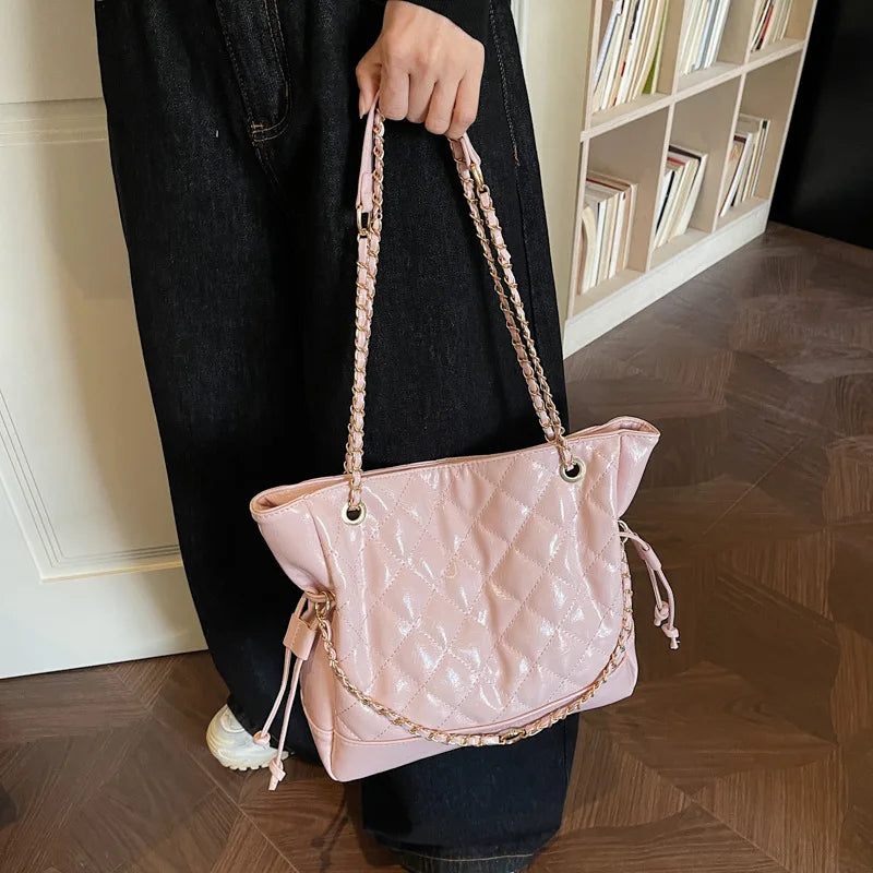 Bolsa Tote Grande Matelassê com Corrente Dourada