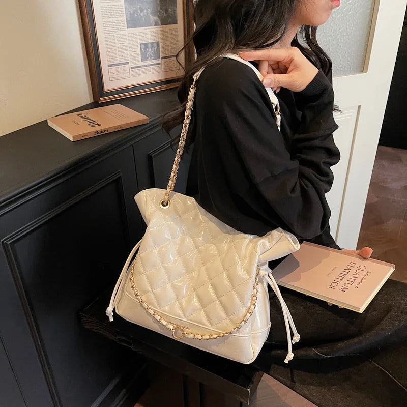 Bolsa Tote Grande Matelassê com Corrente Dourada