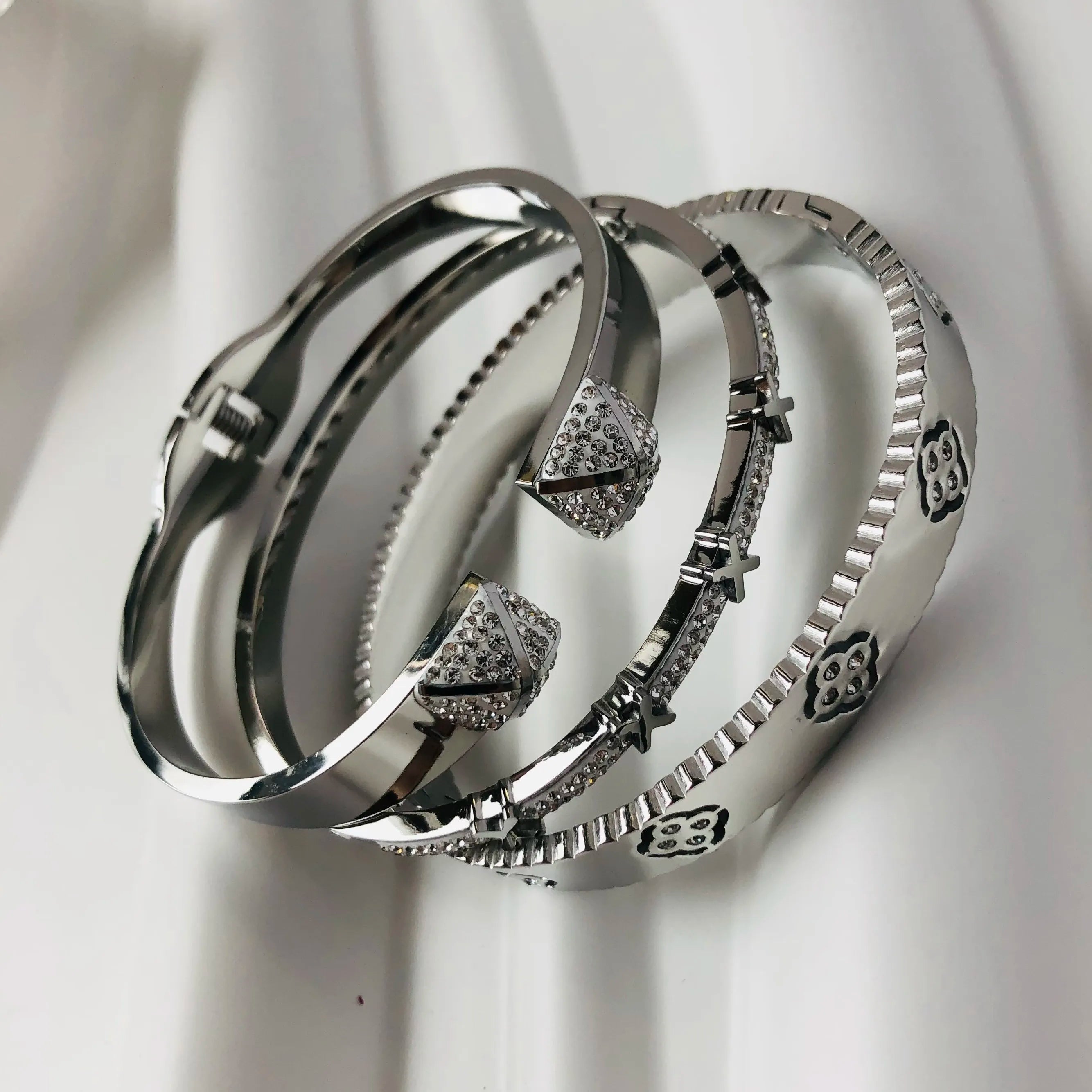Bracelete Feminino de Aço Inoxidável Dourado com Cristais