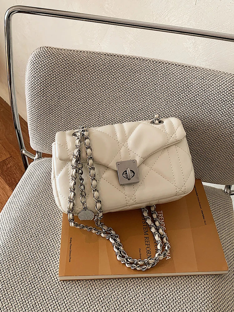 Bolsa Shoulder Cloud Trançada com Alça Argola