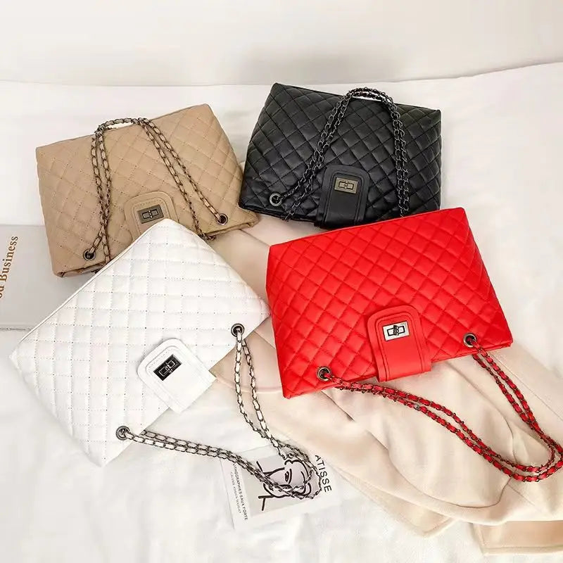 Bolsa Tote Matelassê Grande com Corrente Street Style
