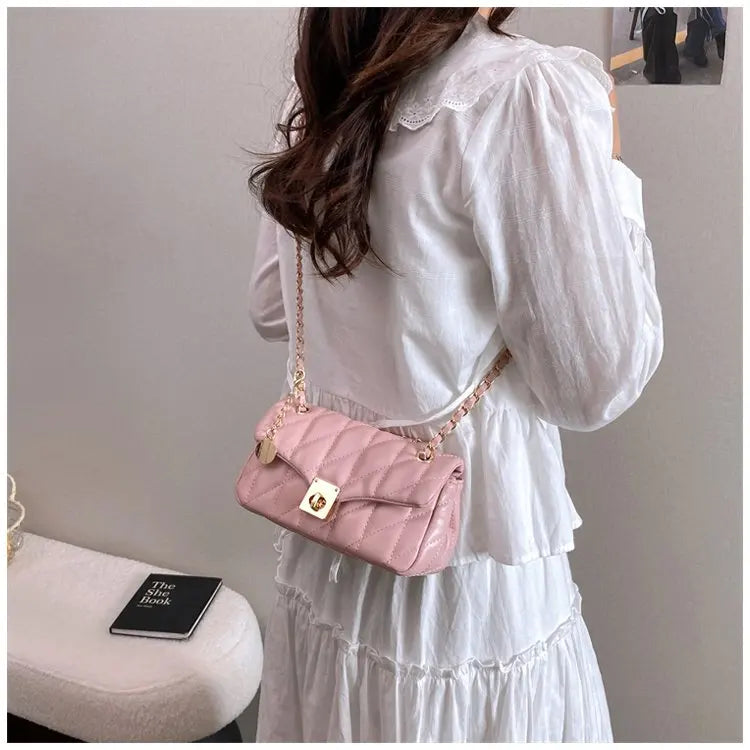 Bolsa Crossbody Matelassê com Corrente Dourada e Fecho Metálico
