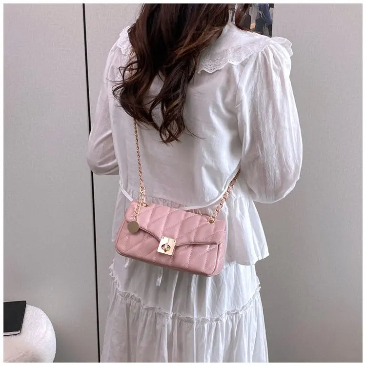 Bolsa Crossbody Matelassê com Corrente Dourada e Fecho Metálico