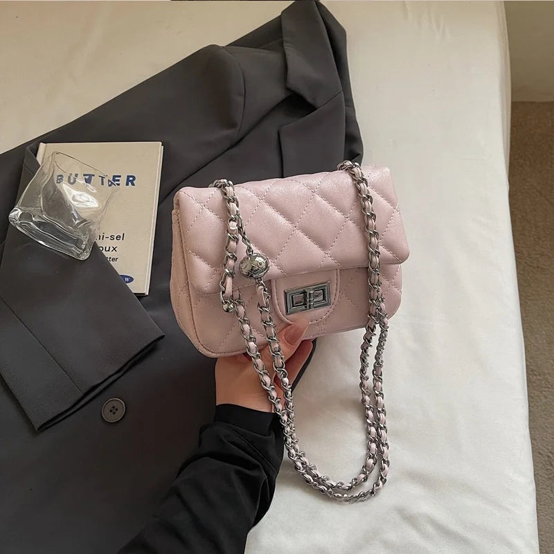 Mini Bolsa Crossbody Matelassê com Corrente Elo