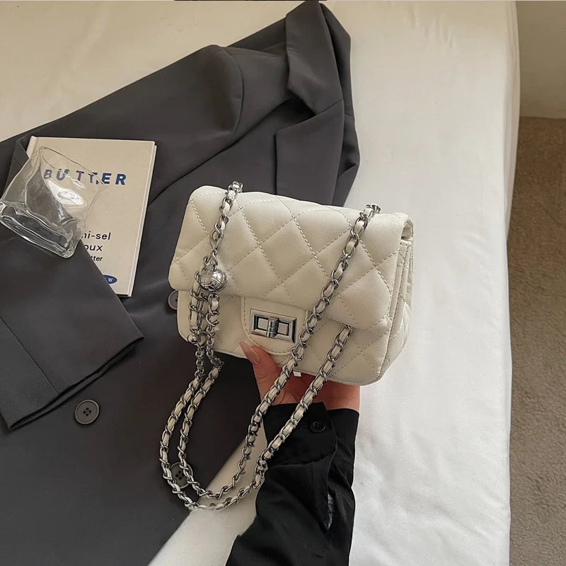 Mini Bolsa Crossbody Matelassê com Corrente Elo