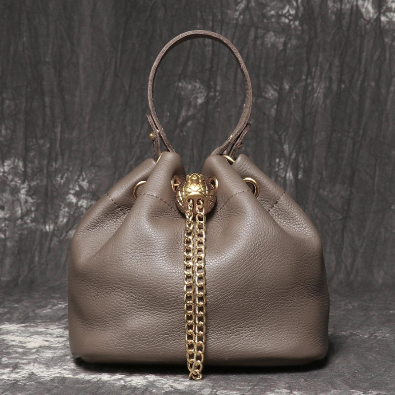 Bolsa Bucket em Couro Legítimo Corrente e Cordão