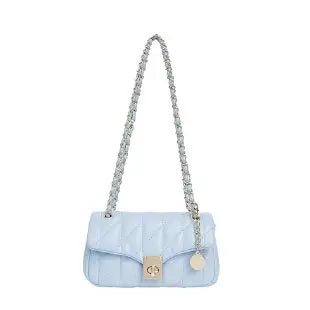 Bolsa Crossbody Matelassê com Corrente Dourada e Fecho Metálico