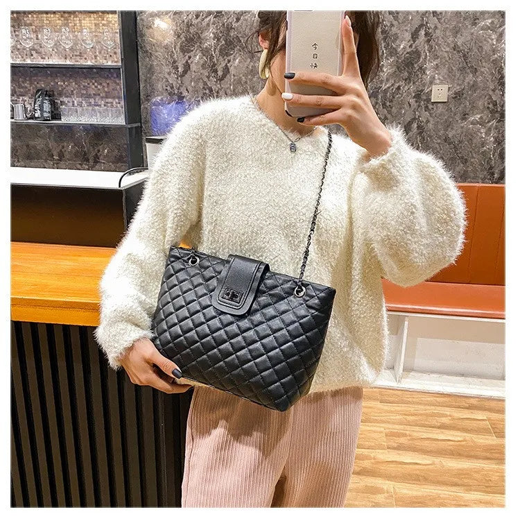 Bolsa Tote Matelassê Grande com Corrente Street Style