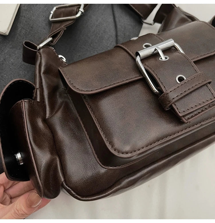 Bolsa Hobo Vintage com Bolsos e Fivela