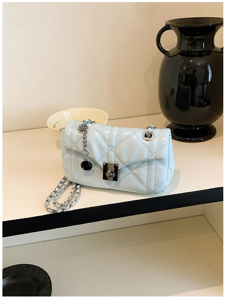 Bolsa Shoulder Cloud Trançada com Alça Argola