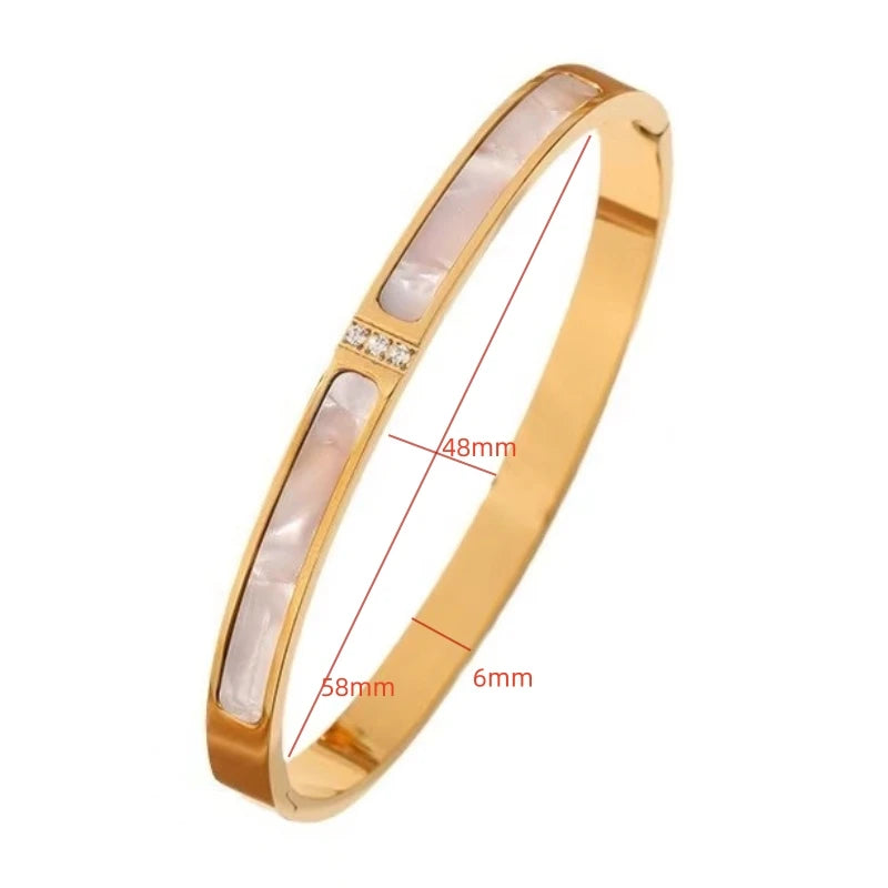 Pulseira com Letra Romana e Cristais em Aço Inoxidável