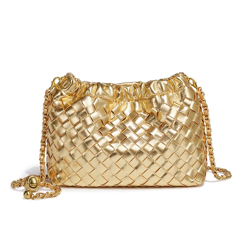 Bolsa Cloud Feminina Trançada com Corrente Dourada