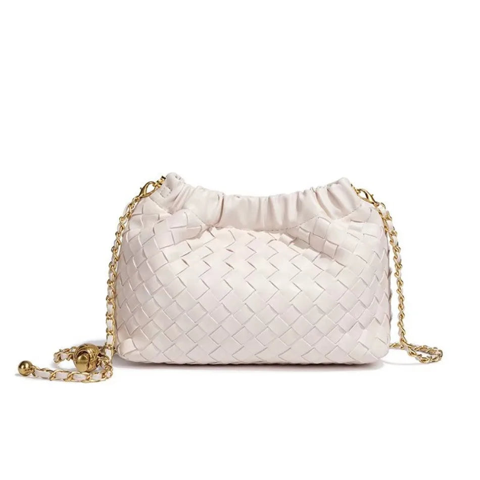 Bolsa Cloud Feminina Trançada com Corrente Dourada