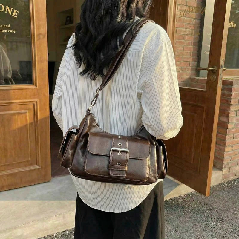Bolsa Hobo Vintage com Bolsos e Fivela