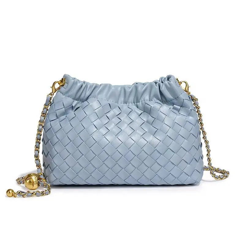 Bolsa Cloud Feminina Trançada com Corrente Dourada