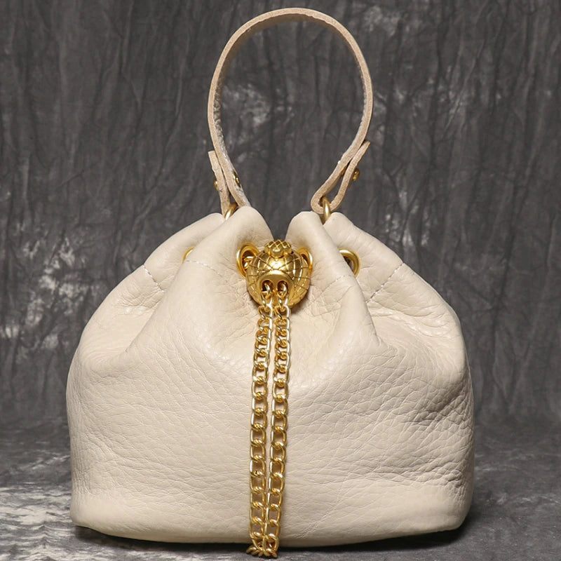 Bolsa Bucket em Couro Legítimo Corrente e Cordão