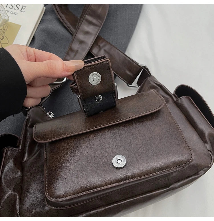 Bolsa Hobo Vintage com Bolsos e Fivela