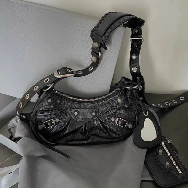 Bolsa Hobo com Rebites e Pochete Removível Estilo Retrô