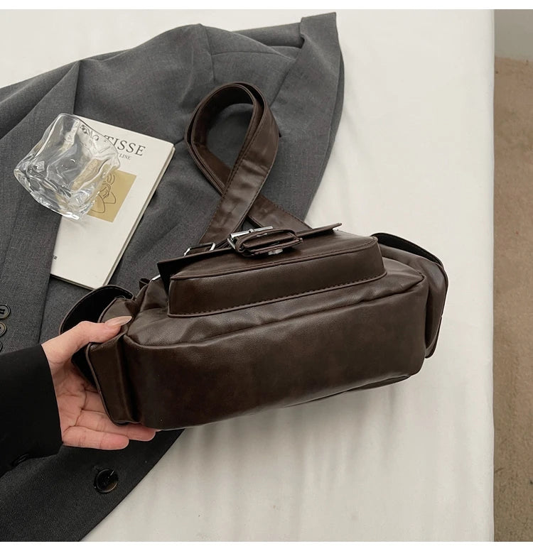 Bolsa Hobo Vintage com Bolsos e Fivela