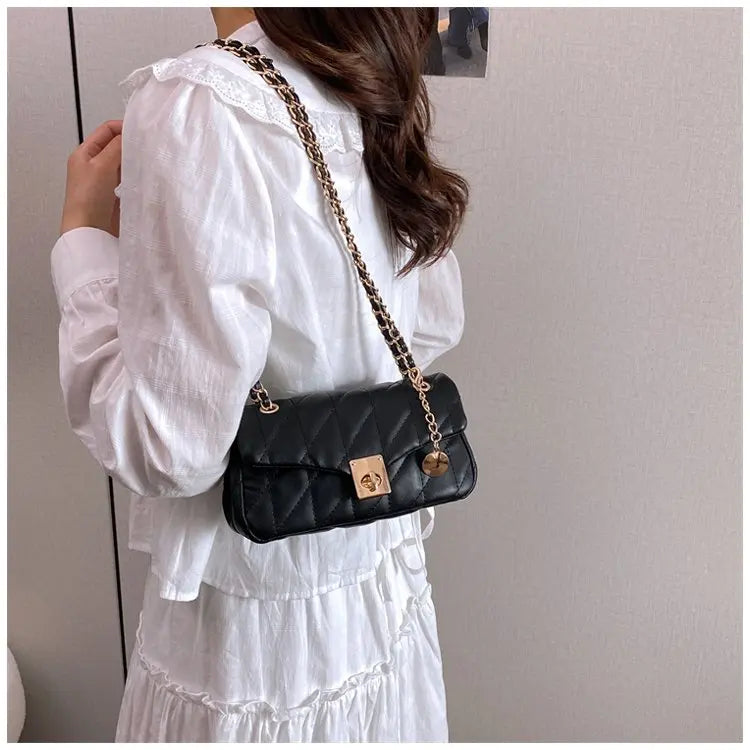 Bolsa Crossbody Matelassê com Corrente Dourada e Fecho Metálico