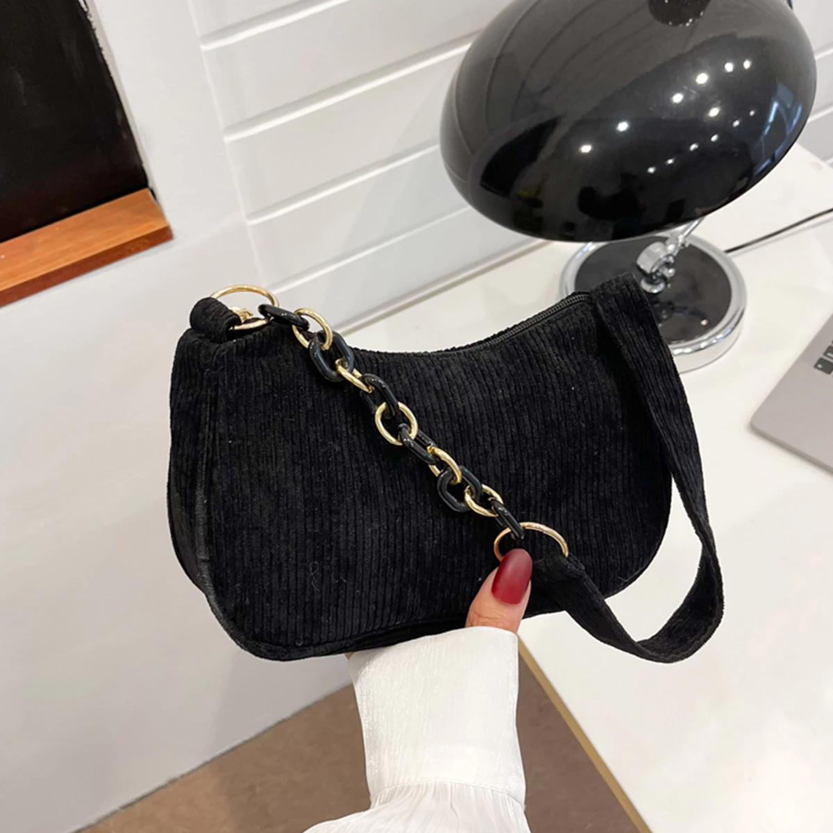 Bolsa Formato de Lua de Veludo Cotelê