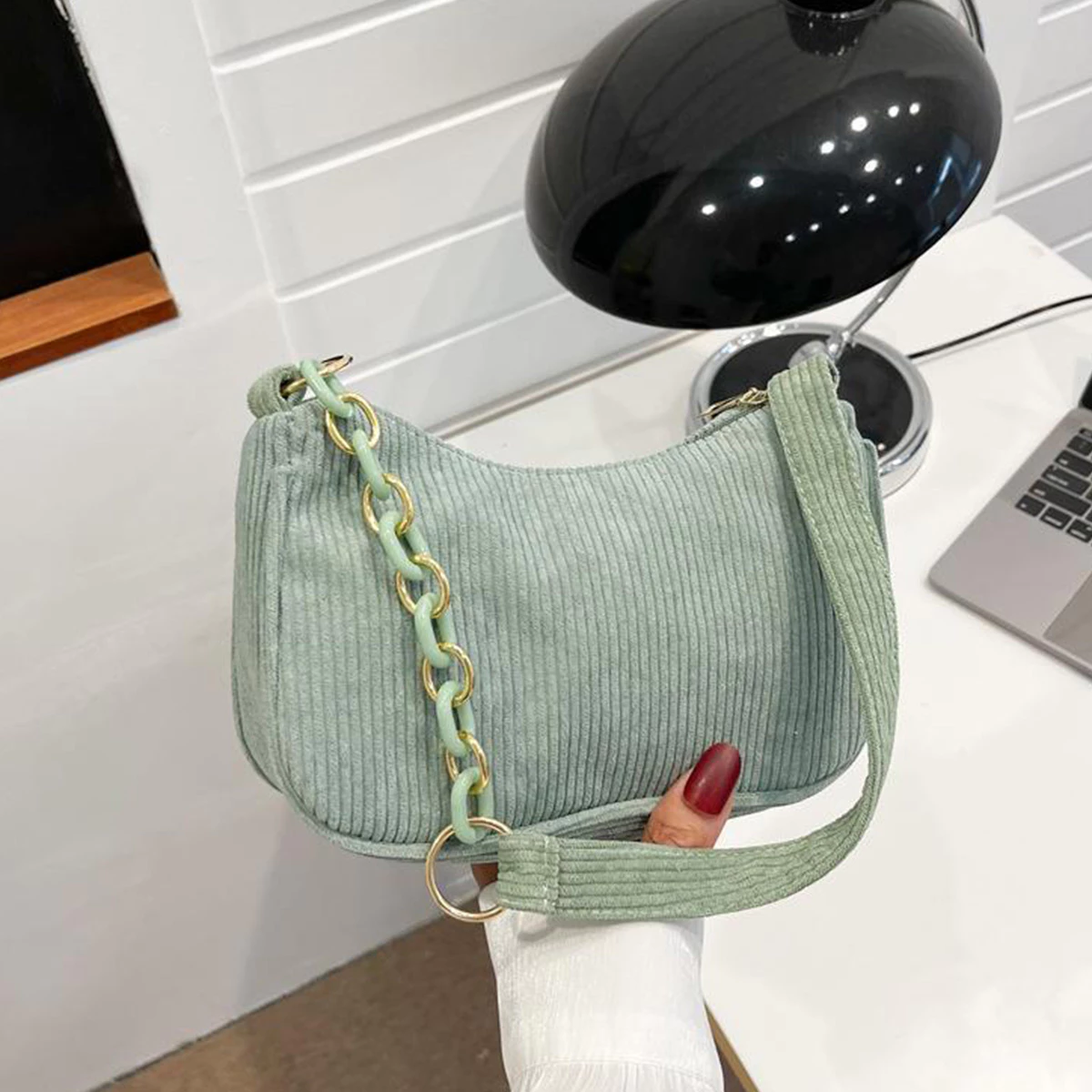 Bolsa Formato de Lua de Veludo Cotelê